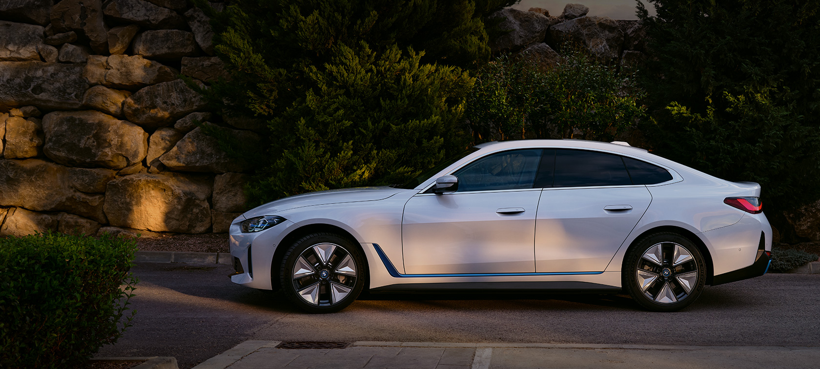 BMW i4 eDrive40 G26 2021 Mineral White side view standing 