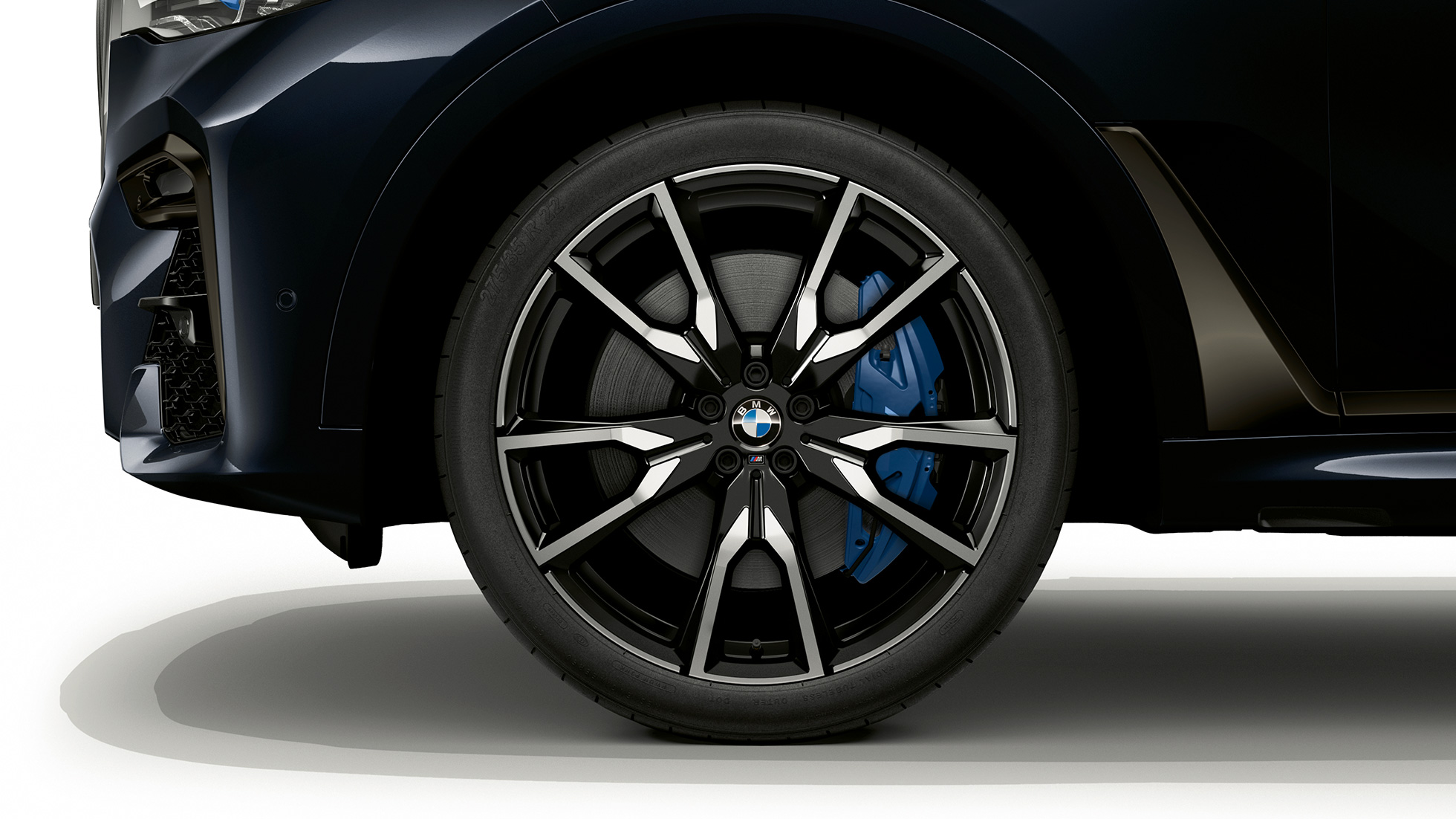 Close-up of the light alloy wheel of the BMW X7 with M Sport Package features